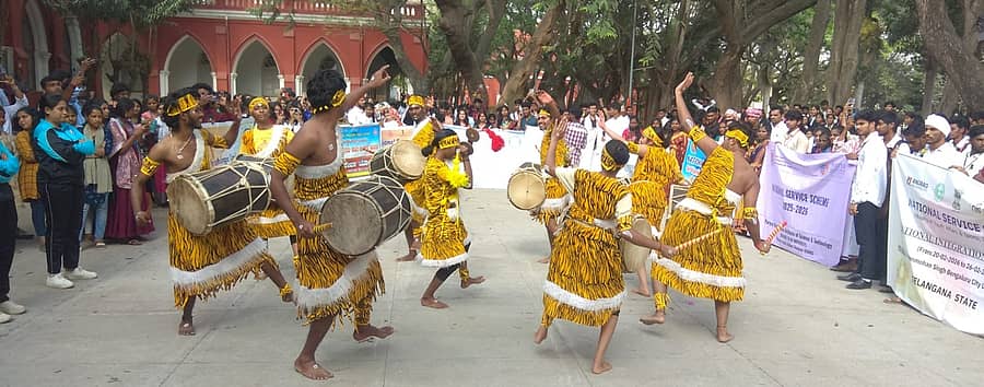 <div class="paragraphs"><p>ಡಾ. ಮನಮೋಹನ ಸಿಂಗ್ ಬೆಂಗಳೂರು ನಗರ ವಿಶ್ವವಿದ್ಯಾಲಯದ ಎನ್.ಎಸ್.ಎಸ್. ಕೋಶದ ಆಶ್ರಯದಲ್ಲಿ ಏರ್ಪಡಿಸಿರುವ ರಾಷ್ಟ್ರೀಯ ಭಾವೈಕ್ಯ ಶಿಬಿರದ ಉದ್ಘಾಟನಾ ಸಮಾರಂಭದ ವೇಳೆ ಕಲಾತಂಡಗಳು ನೃತ್ಯ ಪ್ರದರ್ಶಿಸಿದವು.</p></div>