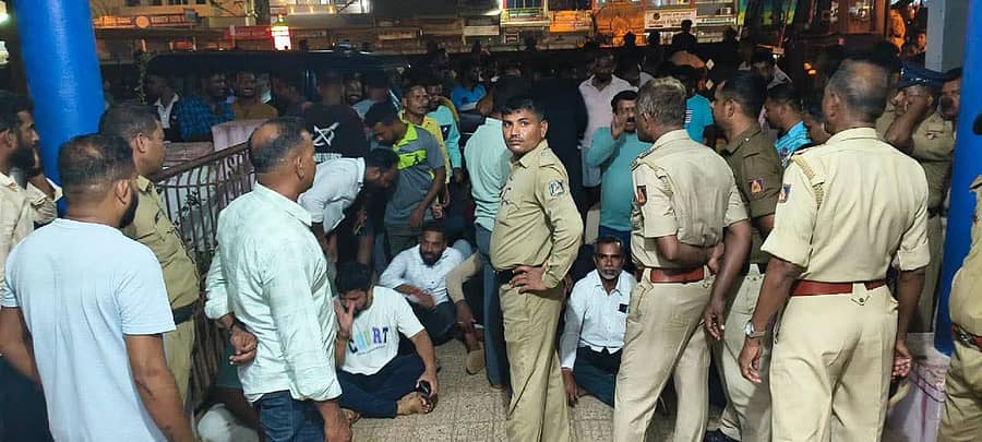 ಮುರುಡೇಶ್ವದಲ್ಲಿ ಹಿಂದೂ ಮನೆಗಳ ಮೇಲೆ ಕಲ್ಲು ತೂರಾಟ ಮಾಡಿದ ಮುಸ್ಲಿಂ ಬಾಲಕರನ್ನು ಬಂಧಿಸುವಂತೆ ಹಿಂದೂ ಜಾಗರಣಾ ವೇದಿಕೆಯವರು ಮುರುಡೇಶ್ವರ ಪೊಲೀಸ್‌ ಠಾಣೆ ಎದುರು ಪ್ರತಿಭಟನೆ ನಡೆಸಿದರು