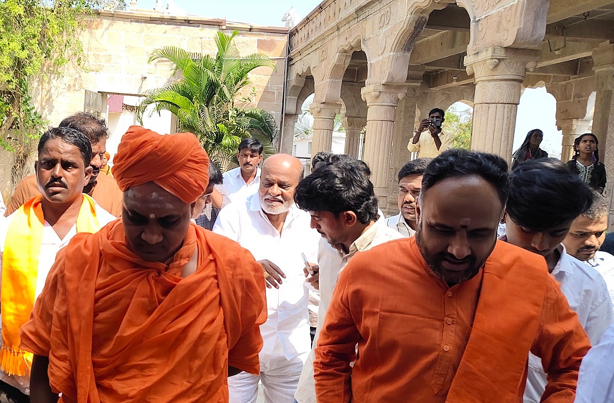 ಸುರಪುರ: ದೇವಪುರ ಮಠಕ್ಕೆ ಕೊಪ್ಪಳ ಗವಿಶ್ರೀ ಭೇಟಿ; ಜಡಿಶಾಂತಲಿಂಗೇಶ್ವರ ದರ್ಶನ ಪಡೆದ ...