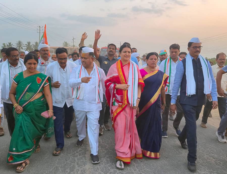 ಮನರೇಗಾ ಮರುಸ್ಥಾಪನೆಗೆ ಆಗ್ರಹಿಸಿ ಮಾಜಿ ಸಚಿವ ಪಿ.ಟಿ.ಪರಮೇಶ್ವರನಾಯ್ಕ, ಸಂಸದರಾದ ಡಾ. ಪ್ರಭಾ ಮಲ್ಲಿಕಾರ್ಜುನ, ಇ. ತುಕಾರಾಂ ಅವರು ಮೈಲಾರದಿಂದ ಹೊಳಲು ವರೆಗೆ ಪಾದಯಾತ್ರೆ ನಡೆಸಿದರು.