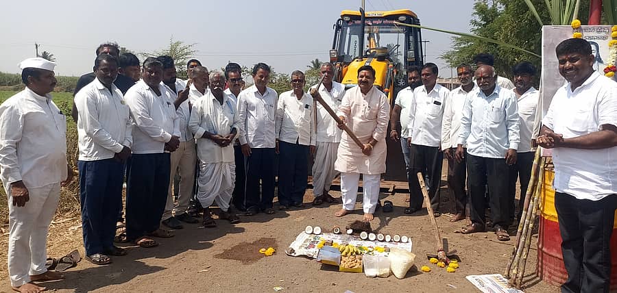 ಕಬ್ಬೂರಿನಲ್ಲಿ ಮಂಗಳವಾರ ಶಾಸಕ ಧುರ್ಯೋದನ ಐಹೊಳೆ ರಸ್ತೆ ಕಾಮಗಾರಿಗೆ ಭೂಮಿಪೂಜೆ ನೆರವೇರಿಸಿದರು