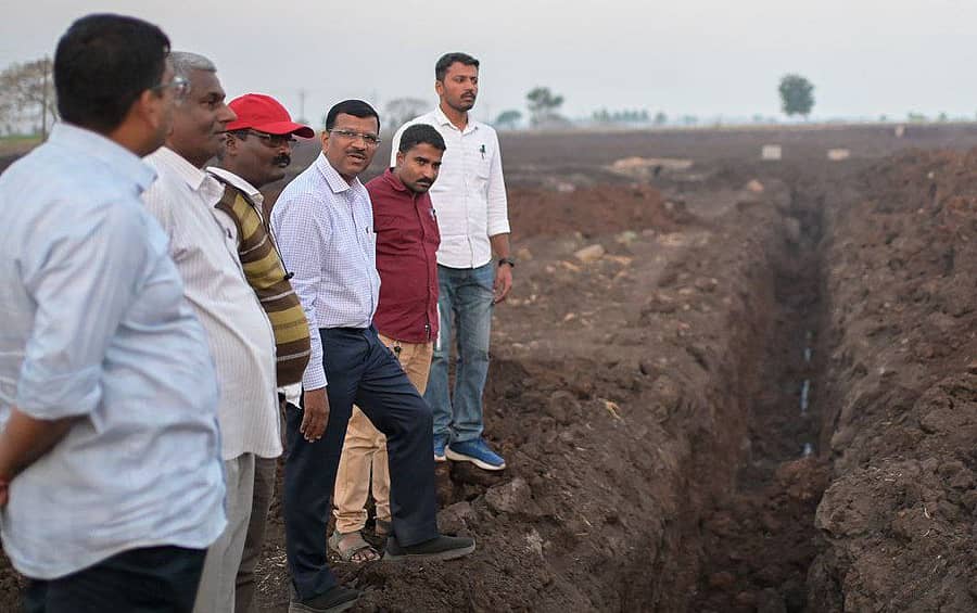 ಚಿಕ್ಕೋಡಿ ತಾಲ್ಲೂಕಿನ ಮಾಂಜರಿ ಗ್ರಾಮದ ಬಳಿಯಲ್ಲಿ ಸವುಳು– ಜವಳು ಜಮೀನಿನಲ್ಲಿ ಕೃಷಿ ಇಲಾಖೆಯಿಂದ ಕೈಗೊಂಡ ಕಾಮಗಾರಿಯನ್ನು ಜಂಟಿ ಕೃಷಿ ನಿರ್ದೇಶಕ ಎಚ್.ಡಿ. ಕೋಳೆಕರ ಪರಿಶೀಲಿಸಿದರು