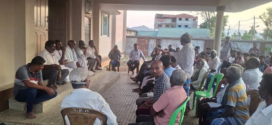 ಹನೂರು ಪಟ್ಟಣದಲ್ಲಿ ಮಾ.9 ರಿಂದ ಆರಂಭವಾಗುವ ಬೆಟ್ಟಳ್ಳಿ ಮಾರಮ್ಮನ ಹಬ್ಬವನ್ನು ಬಹಿಷ್ಕರಿಸುವುದಾಗಿ ಪಟ್ಟಣದ ಬಲಗೈ ಸಮುದಾಯದವರು ಸಭೆ ನಡೆಸಿದರು.