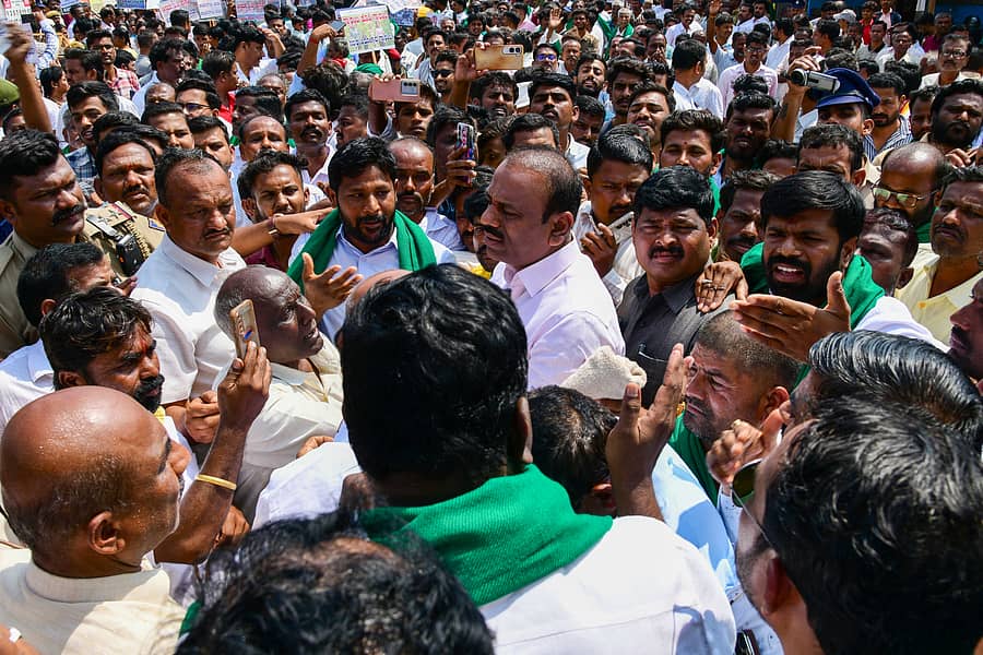 ಕೊಪ್ಪಳ ಬಂದ್‌ ಮೆರವಣಿಗೆ ವೇಳೆ ಶಾಸಕ, ಸಂಸದರನ್ನು ಜನ ಸುತ್ತುವರಿದು ತರಾಟೆಗೆ ತಗೆದುಕೊಂಡರು  ಪ್ರಜಾವಾಣಿ ಚಿತ್ರ: ಭರತ್‌ ಕಂದಕೂರ