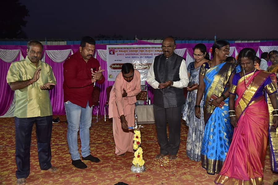 ಸುರಪುರ ತಾಲ್ಲೂಕಿನ ರುಕ್ಮಾಪುರದ ಭೀಮಬಾಯಿ ನಾರಾಯಣಪ್ಪ ಭಂಡಾರೆ ಹಿರಿಯ ಪ್ರಾಥಮಿಕ ಶಾಲೆಯ ವಾರ್ಷಿಕೋತ್ಸವವನ್ನು ಗುರುಶಾಂತಮೂರ್ತಿ ಶಿವಾಚಾರ್ಯರು ಉದ್ಘಾಟಿಸಿದರು