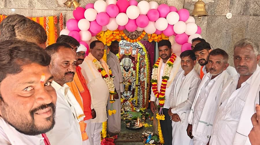 ಹಿರಿಯೂರು ತಾಲ್ಲೂಕಿನ ಮಸ್ಕಲ್ ಟಿಬಿ ಗೊಲ್ಲರಹಟ್ಟಿಯಲ್ಲಿ ಮಂಗಳವಾರ ಕಾಳುಹಬ್ಬದಲ್ಲಿ ವಿವಿಧ ರಾಜಕೀಯ ಪಕ್ಷಗಳ ಮುಖಂಡರು ಪಾಲ್ಗೊಂಡು ಪೂಜೆ ಸಲ್ಲಿಸಿದರು