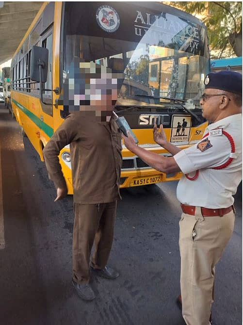 ಶಾಲಾ ವಾಹನದ ಚಾಲಕರೊಬ್ಬರನ್ನು ತಪಾಸಣೆಗೆ ಒಳಪಡಿಸಿದ ಸಂಚಾರ ಪೊಲೀಸರು 