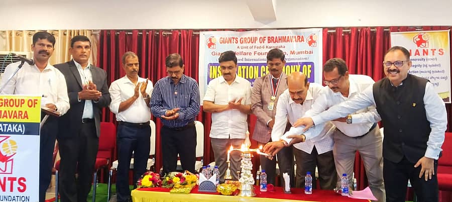 ಜಯಂಟ್ಸ್ ಗ್ರೂಪ್ ಆಫ್ ಬ್ರಹ್ಮಾವರದ ನೂತನ ಅಧ್ಯಕ್ಷ ಮತ್ತು ಪದಾಧಿಕಾರಿಗಳ ಪದ ಪ್ರಧಾನ ಸಮಾರಂಭ ಬ್ರಹ್ಮಾವರ ಸಿಟಿ ಸೆಂಟರ್ ಸಿಂಧೂರ ಹಾಲ್ ನಲ್ಲಿ ಮಂಗಳವಾರ ನಡೆಯಿತು.