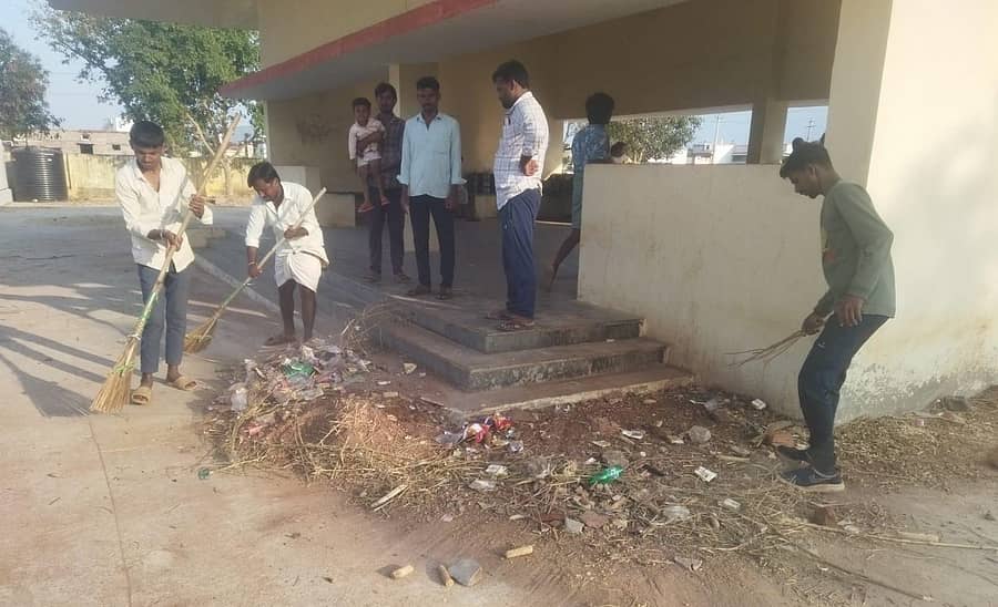 ಕುಕನೂರು ತಾಲ್ಲೂಕಿನ ಶಿರೂರು ಗ್ರಾಮದ ಯುವಕರು ಬಸ್‌ ನಿಲ್ದಾಣ ಸ್ವಚ್ಛಗೊಳಿಸುತ್ತಿರುವುದು
