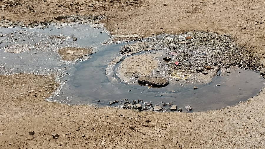 ಮುದ್ದೇಬಿಹಾಳ ಪಟ್ಟಣದ ವಿದ್ಯಾನಗರದ ಜೆ.ಸಿ. ಶಾಲೆಯ ಹತ್ತಿರ  ಒಳಚರಂಡಿಯಿಂದ ನೀರು ಉಕ್ಕಿ  ಹರಿಯುತ್ತಿದೆ