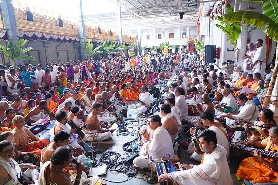 ಶ್ರೀ ರಾಘವೇಂದ್ರ ಸ್ವಾಮಿಗಳವರ 431ನೇ ಹುಟ್ಟುಹಬ್ಬದ ಪ್ರಯುಕ್ತ ಮಂಗಳವಾರ ತಮಿಳುನಾಡಿನಿಂದ ಆಗಮಿಸಿದ ಖ್ಯಾತ ಸಂಗೀತ ಗಾಯಕರು ವಿವಿಧ ವಾದ್ಯಗಳಿಂದ ರಾಯರಲ್ಲಿ ಸಂಗೀತ ಸೇವೆ ಸಲ್ಲಿಸಿದರು
