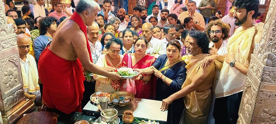 ಕುಂದಾಪುರ ಸಮೀಪದ ಕುಂಭಾಸಿಯ ಆನೆಗುಡ್ಡೆ ಶ್ರೀ ವಿನಾಯಕ ದೇವಸ್ಥಾನಕ್ಕೆ ಪತ್ನಿ ಹಾಗೂ ಕುಟುಂಬ ಸದಸ್ಯರೊಂದಿಗೆ ಭೇಟಿ ನೀಡಿದ ನಟ ಉಪೇಂದ್ರ ಅವರು ಮಂಗಳವಾರ ವಿಶೇಷ ಪೂಜೆ ಸಲ್ಲಿಸಿದರು 