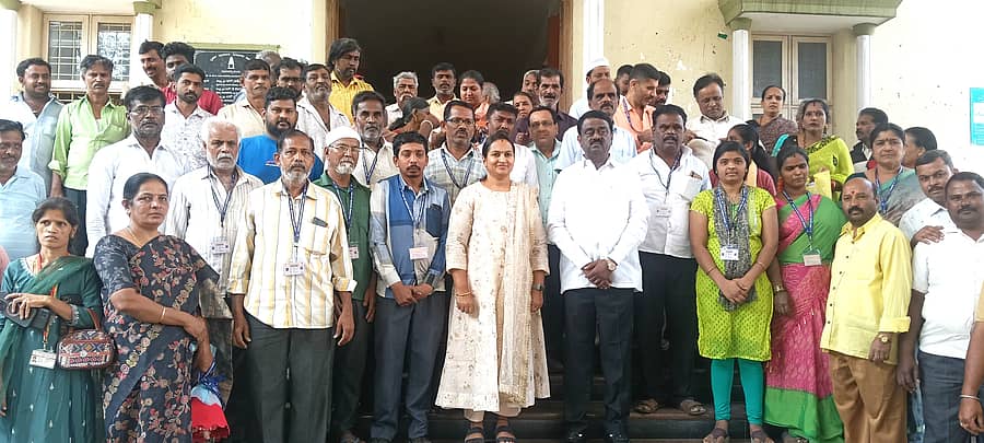 ಶಾಸಕ ಎಸ್. ಮುನಿರಾಜು ಅವರು ಬೀದಿ ಬದಿ ವ್ಯಾಪಾರಿಗಳಿಗೆ ಗುರುತಿನ ಕಾರ್ಡ್ ವಿತರಿಸಿದರು