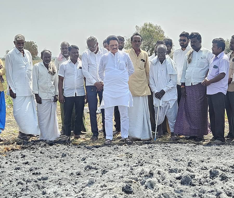 ಮಾನ್ವಿ ತಾಲ್ಲೂಕಿನ ಜಾಗೀರಪನ್ನೂರು ಗ್ರಾಮದಲ್ಲಿ ಜೋಳದ ರಾಶಿ ಬೆಂಕಿಗಾಹುತಿಯಾದ ಜಮೀನಿಗೆ ಮಾಜಿ ಶಾಸಕ ರಾಜಾ ವೆಂಕಟಪ್ಪ ನಾಯಕ ಮತ್ತಿತರರು ಮಂಗಳವಾರ ಭೇಟಿ ನೀಡಿದರು