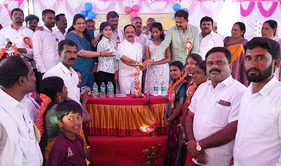 ಧರ್ಮಪುರ ಸಮೀಪದ ಹರಿಯಬ್ಬೆಯಲ್ಲಿ ಡಿ. ದೇವರಾಜ ಅರಸು ಮೆಟ್ರಿಕ್ ನಂತರದ ಬಾಲಕಿಯರ ವಿದ್ಯಾರ್ಥಿ ನಿಲಯವನ್ನು ಜಿಲ್ಲಾ ಉಸ್ತುವಾರಿ ಸಚಿವ ಡಿ. ಸುಧಾಕರ್ ಶನಿವಾರ ಉದ್ಘಾಟಿಸಿದರು