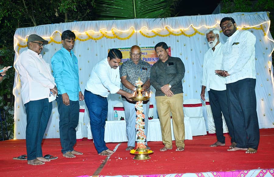 ನವಲಗುಂದ ಸ್ಥಳೀಯ ವಿಶ್ವವಿಜೇತ ಶೈಕ್ಷಣಿಕ ಹಾಗೂ ಗ್ರಾಮೀಣಾಭಿವೃದ್ಧಿ ಸಂಸ್ಥೆ ಶಾಲಾ ವಾರ್ಷಿಕೋತ್ಸವವನ್ನು ಶಿಕ್ಷಕ ಸಾಹಿತಿ ಸಿದ್ಧಲಿಂಗೇಶ ಹಂಡಿಗಿ ಉದ್ಘಾಟಿಸಿದರು