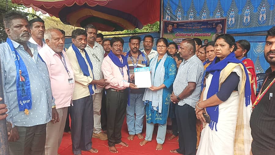 ನರಸಿಂಹರಾಜಪುರದ ತಹಶೀಲ್ದಾರ್ ಕಚೇರಿ ಮುಂಭಾಗದಲ್ಲಿ ಕರ್ನಾಟಕ ದಲಿತ ಸಂಘರ್ಷ ಸಮಿತಿ ಭೂಮಿಗಾಗಿ ಪ್ರತಿಭಟನೆ ಹಮ್ಮಿಕೊಂಡಿದ್ದು ಮಂಗಳವಾರ ತಹಶೀಲ್ದಾರ್ ನೂರುಲ್ ಹುದಾ ಅವರಿಗೆ ಮನವಿ ಸಲ್ಲಿಸಿದರು