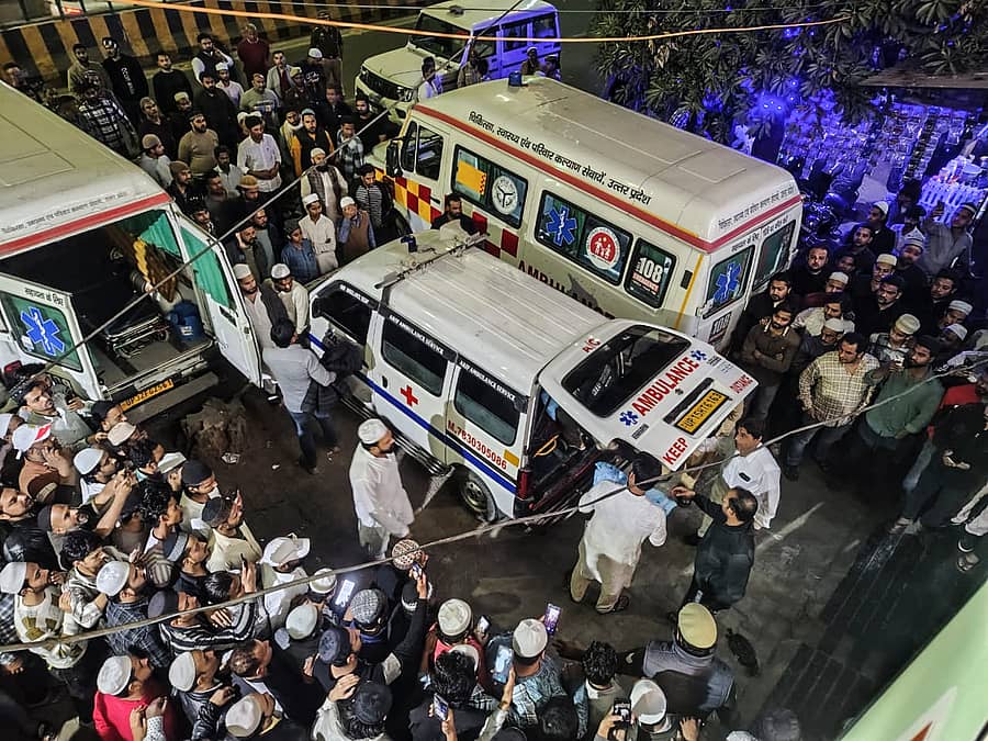 <div class="paragraphs"><p>ಮೀರತ್‌ನ ಆಸ್ಪತ್ರೆಯೊಂದರ ಹೊರಗೆ ಆಂಬುಲೆನ್ಸ್‌ಗಳ ಸುತ್ತ ನೆರೆದಿರುವ ಜನರು </p></div>