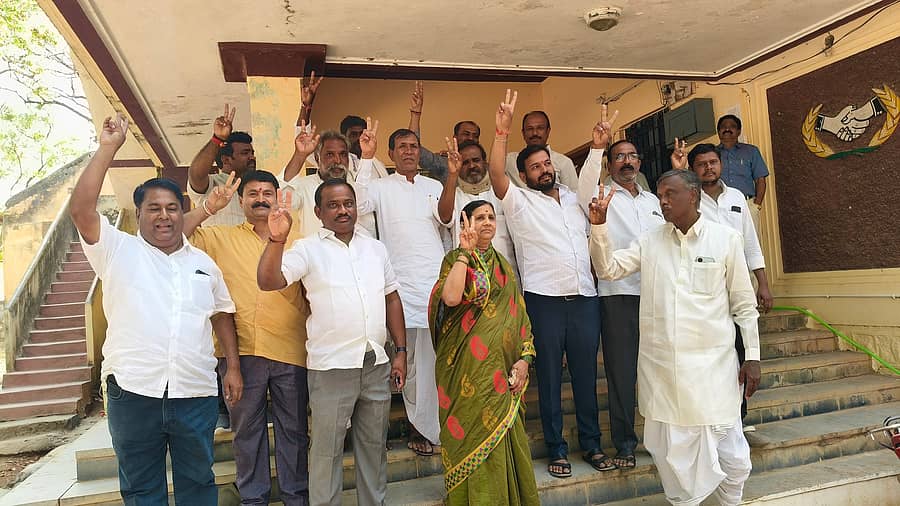 ಲಿಂಗಸುಗೂರು ಪಿಕಾರ್ಡ್ ಬ್ಯಾಂಕ್ ಅಧ್ಯಕ್ಷರಾಗಿ ಸಿದ್ಧರಾಮೇಶ, ಉಪಾಧ್ಯಕ್ಷರಾಗಿ ಶಿವಗ್ಯಾನಪ್ಪ ಆಯ್ಕೆಯಾಗಿದ್ದಕ್ಕೆ ಬೆಂಬಲಿಗರು ವಿಜಯೋತ್ಸವ ಆಚರಿಸಲಾಯಿತು