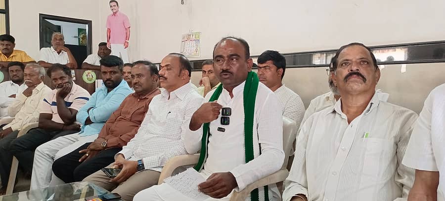 ಮಾಗಡಿ ಪಟ್ಟಣದ ಜೆಡಿಎಸ್ ಕಚೇರಿಯಲ್ಲಿ ಮಾಜಿ ಶಾಸಕ ಎ.ಮಂಜುನಾಥ್ ಸುದ್ದಿಗಾರರೊಂದಿಗೆ ಮಾತನಾಡಿದರು.