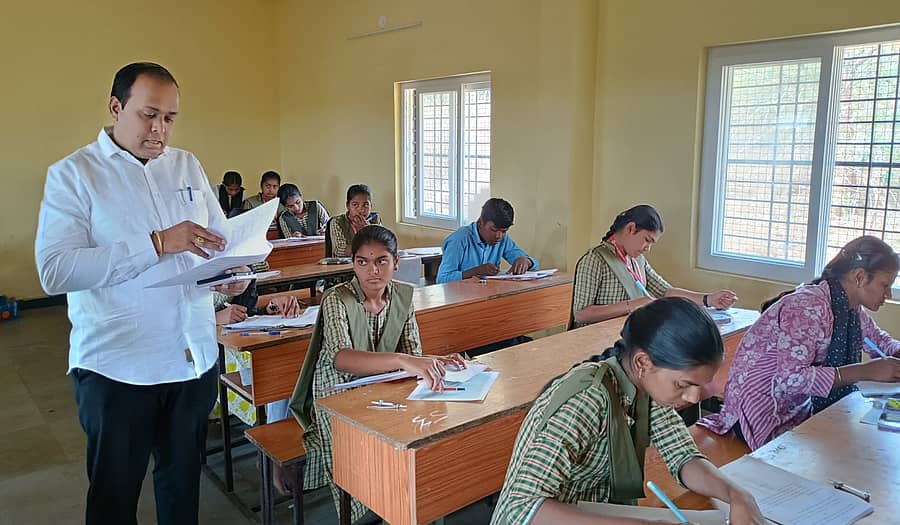 ಔರಾದ್ ತಾಲ್ಲೂಕಿನ ಎಕಂಬಾ ಸರ್ಕಾರಿ ಶಾಲೆಗೆ ತಾಪಂ ಇಒ ಕಿರಣ ಪಾಟೀಲ ಭೇಟಿ ನೀಡಿ ಎಸ್ಎಸ್ಎಲ್ಸಿ ವಿದ್ಯಾರ್ಥಿಗಳ ಶೈಕ್ಷಣಿಕ ಗುಣಮಟ್ಟ ಪರಿಶೀಲಿಸಿದರು