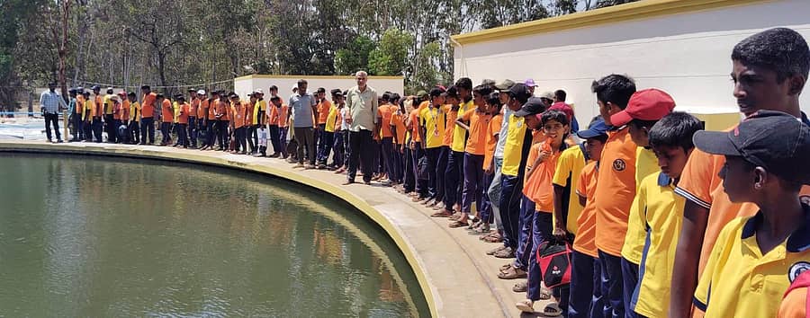 ಸಂತೇಮರಹಳ್ಳಿಯ ಜೆಎಸ್‌ಎಸ್ ಶಾಲೆಯ ವಿದ್ಯಾರ್ಥಿಗಳು ಶೈಕ್ಷಣಿಕ ಹೊರ ಸಂಚಾರ ಅಂಗವಾಗಿ  ಕಾವೇರಿ ಕುಡಿಯುವ ನೀರು ಶುದ್ಧೀಕರಣ ಘಟಕಕ್ಕೆ ಈಚೆಗೆ ಭೇಟಿ ನೀಡಿದರು.