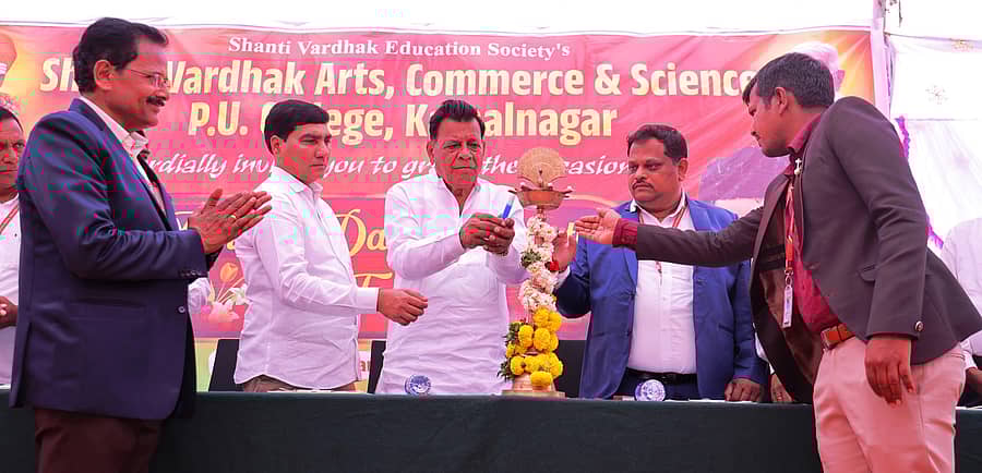 ಕಮಲನಗರ ಪಟ್ಟಣದ ಶಾಂತಿವರ್ಧಕ ಪಪೂ ಕಾಲೇಜಿನ ಆವರಣದಲ್ಲಿ ಬುಧವಾರ ವಾರ್ಷಿಕ ಸ್ನೇಹ ಸಮ್ಮೇಳನ ಹಾಗೂ ದ್ವೀತಿಯ ಪಿಯುಸಿ ವಿದ್ಯಾರ್ಥಿಗಳ ಬಿಳ್ಕೋಡುಗೆ ಸಮಾರಂಭವನ್ನು ಪಾಲಕ ಪ್ರತಿನಿಧಿ ಬಾಬುರಾವ ಪಾಟೀಲ್  ಉದ್ಘಾಟಿಸಿದರು