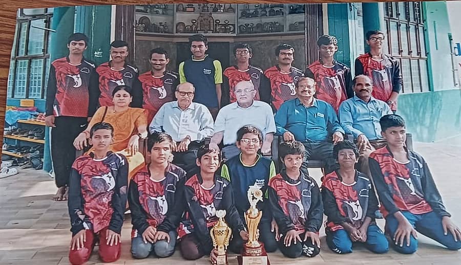 <div class="paragraphs"><p>ಮಂಗಳೂರಿನ ಲಯನ್ಸ್ ವೆಲೆನ್ಸಿಯಾ ಸಂಸ್ಥೆ ಈಚೆಗೆ ಮಂಗಳೂರಿನಲ್ಲಿ ನಡೆಸಿದ ರಾಜ್ಯಮಟ್ಟದ ಅಂಧರ ಕ್ರಿಕೆಟ್ ಟೂರ್ನಿಯಲ್ಲಿ ಶಿವಮೊಗ್ಗ ನಗರದ ಶಾರದಾದೇವಿ ಅಂಧರ ವಸತಿ ಶಾಲೆಯ ತಂಡ ಪ್ರಥಮ ಸ್ಥಾನ ಗಳಿಸಿದೆ.</p></div>