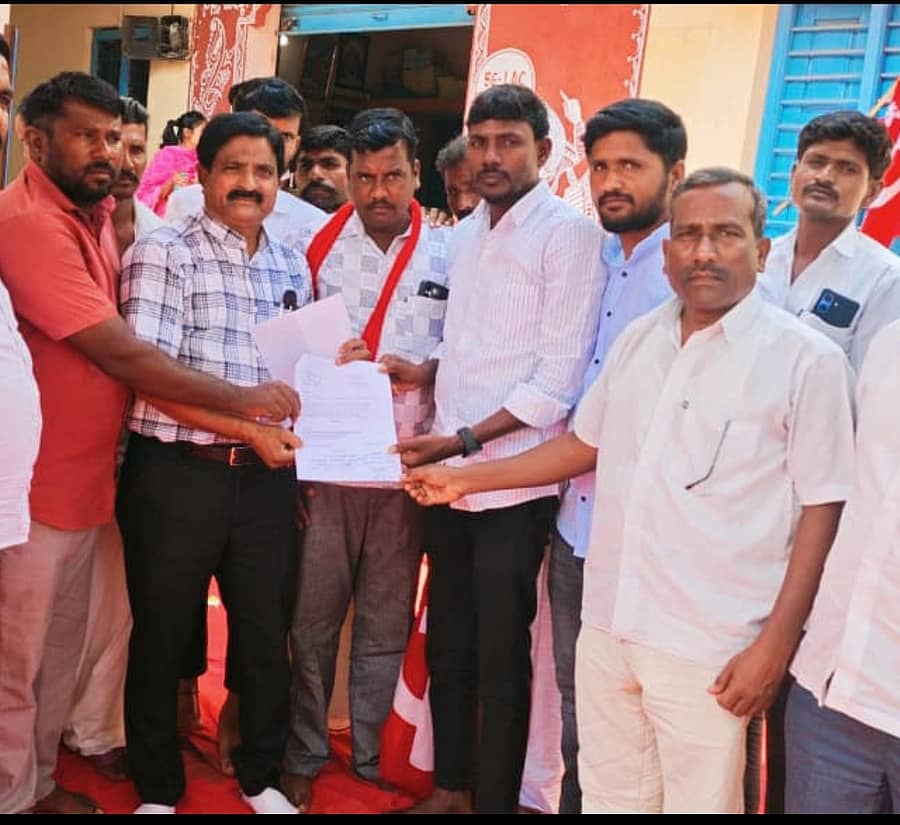 ಜಾಲಹಳ್ಳಿ ಪಟ್ಟಣದ ಪ್ರಾಥಮಿಕ ಕೃಷಿ ಪತ್ತಿನ ಸಹಕಾರ ಸಂಘದಲ್ಲಿ ಭ್ರಷ್ಟಾಚಾರ ನಡೆದಿದೆ ಹಾಗೂ ನಿಯಮಾವಳಿ ಗಾಳಿಗೆ ತೂರಿ ನೇಮಕಾತಿ ನಡೆದಿದೆ ಎಂದು ಆರೋಪಿಸಿ ಪ್ರಾಂತ ರೈತ ಸಂಘಟನೆಯ ಮುಖಂಡರು ಅಧಿಕಾರಿಗೆ ಮನವಿ ಸಲ್ಲಿಸಿದರು