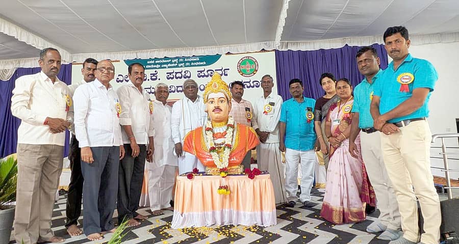 ಸಿಂಧನೂರಿನ ಸತ್ಯಗಾರ್ಡನ್ನಲ್ಲಿ ಎಲ್ಬಿಕೆ ಮತ್ತು ನೊಬಲ್ ಪದವಿ ಮಹಾವಿದ್ಯಾಲಯದಿಂದ ಹಮ್ಮಿಕೊಂಡಿದ್ದ ದ್ವಿತೀಯ ಪಿಯು ಮತ್ತು ಪದವಿ ವಿದ್ಯಾರ್ಥಿಗಳ ಬೀಳ್ಕೊಡುಗೆ, ವಾರ್ಷಿಕ ಸ್ನೇಹ ಸಮ್ಮೇಳನ ಕಾರ್ಯಕ್ರಮವನ್ನು ಗಣ್ಯರು ಉದ್ಘಾಟಿಸಿದರು