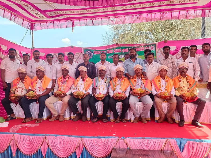 ಮಾಗಡಿ ತಾಲ್ಲೂಕಿನ ಸಾವನದುರ್ಗದಲ್ಲಿ ನಡೆದ ಗ್ರಾಮ ಸಹಾಯಕರ ಸಂಘದ ವಾರ್ಷಿಕೋತ್ಸವದಲ್ಲಿ ಗ್ರಾಮ ಸಹಾಯಕರನ್ನು ಸತ್ಕರಿಸಲಾಯಿತು