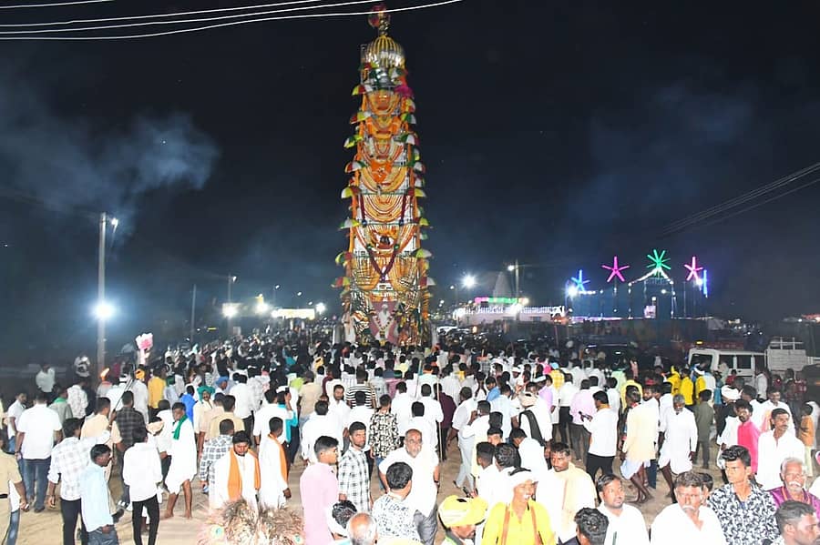 ಕಲಬುರಗಿ ಜಿಲ್ಲೆಯ ಚಿತ್ತಾಪುರ ತಾಲ್ಲೂಕಿನ ಸೂಗೂರು ಭೋಜಲಿಂಗೇಶ್ವರ ರಥೋತ್ಸವ ಅದ್ದೂರಿಯಾಗಿ ನಡೆಯಿತು