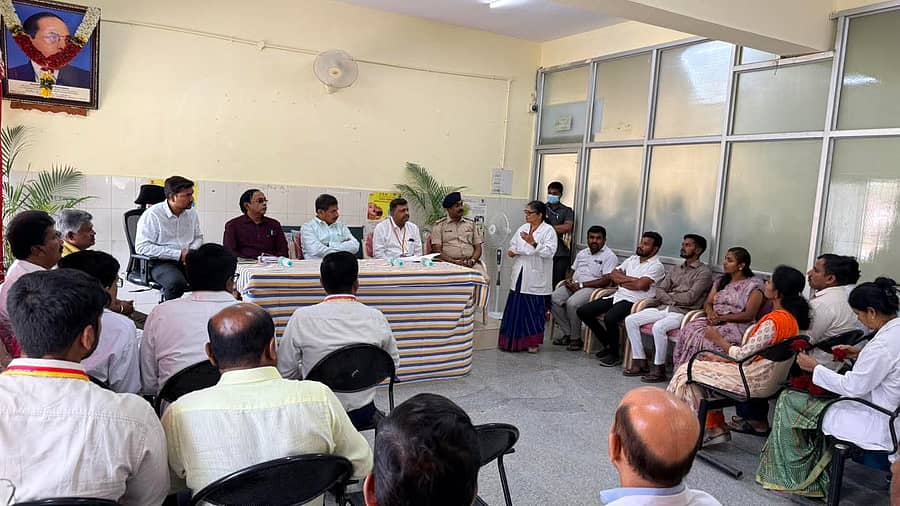 ಮಾಗಡಿ ಸರ್ಕಾರಿ ಆಸ್ಪತ್ರೆಯಲ್ಲಿ ರಕ್ಷಾ ಸಮಿತಿ ಸಭೆ ನಡೆಯಿತು. ಶಾಸಕ ಬಾಲಕೃಷ್ಣ ಇದ್ದರು