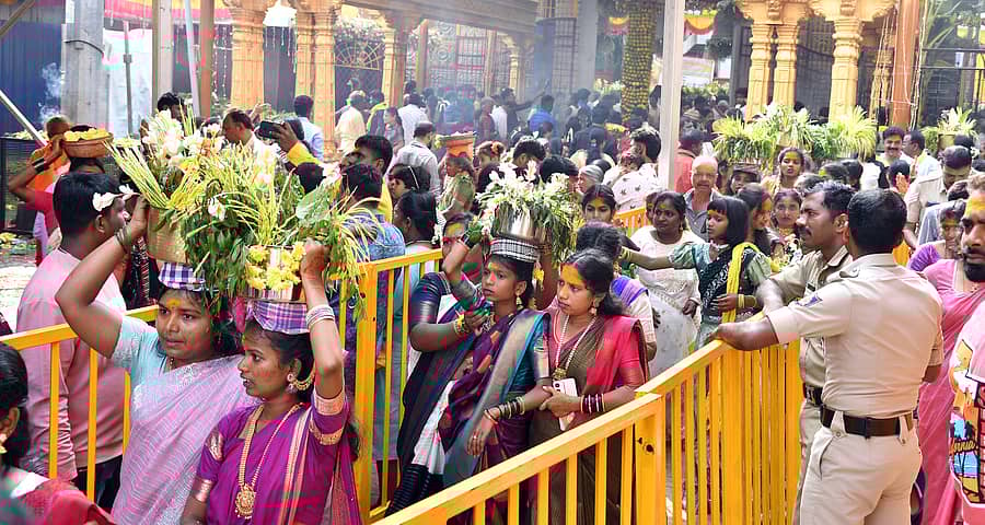 ಜಾತ್ರಾ ಮಹೋತ್ಸವದ ಅಂಗವಾಗಿ ಶಿವಮೊಗ್ಗದಲ್ಲಿ ಬುಧವಾರ ಕೋಟೆ ಮಾರಿಕಾಂಬಾ ದೇವಿಗೆ ಭಕ್ತರು ಹರಕೆ ಸಲ್ಲಿಸಿದರು