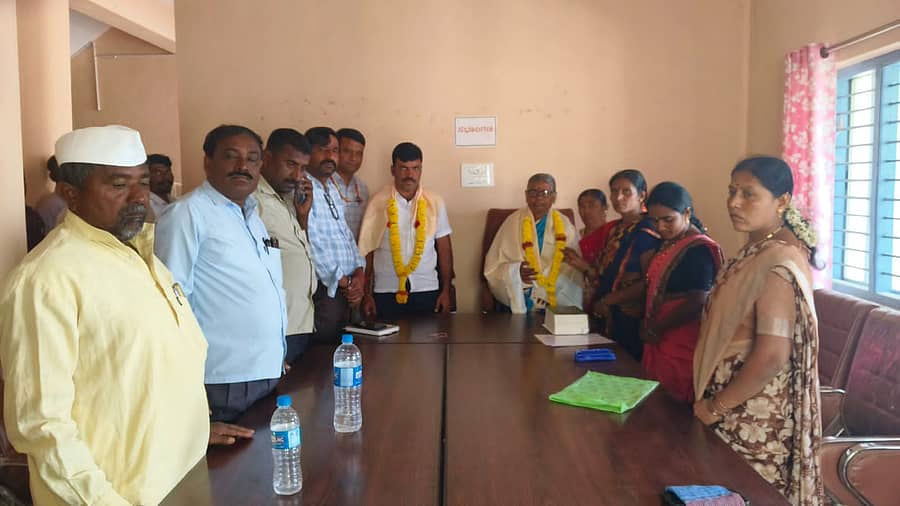 ಹೊಸಳ್ಳಿ ಗ್ರಾಮ ಪಂಚಾಯಿತಿ ನೂತನ ಉಪಾಧ್ಯಕ್ಷರಾಗಿ ಆಯ್ಕೆಯಾದ ಪ್ರವೀಣ ಬಸೇವಡೆಯರ ಹಾಗೂ ಅಧ್ಯಕ್ಷೆ ಬಸಮ್ಮ ಸ್ಥಾವರಮಠ ಅವರನ್ನು ಸದಸ್ಯರು ಸನ್ಮಾನಿಸಿದರು 