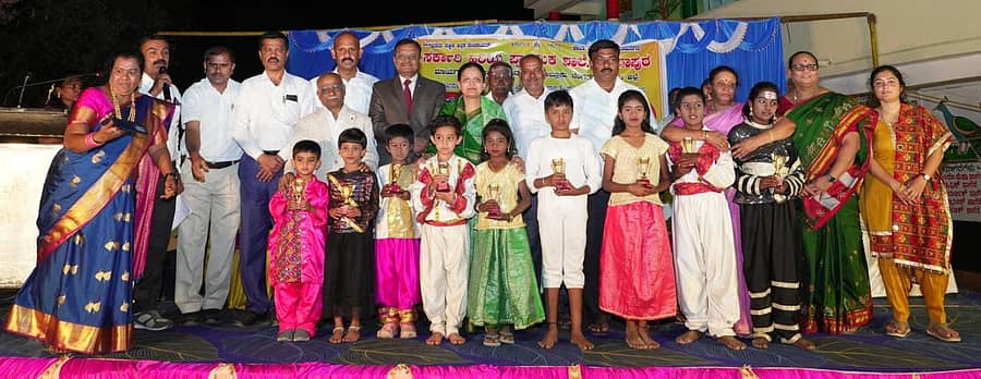 <div class="paragraphs"><p>ರಾಮನಗರ ತಾಲ್ಲೂಕಿನ ಮಾದಾಪುರದ ಸರ್ಕಾರಿ ಹಿರಿಯ ಪ್ರಾಥಮಿಕ ಶಾಲೆಯಲ್ಲಿ ನೂತನವಾಗಿ ನಿರ್ಮಿಸಿರುವ ಎಲ್‌ಕೆಜಿ ಮತ್ತು ಯುಕೆಜಿ ಕೊಠಡಿಗಳ ಉದ್ಘಾಟನೆ ಹಾಗೂ ಶಾಲಾ ವಾರ್ಷಿಕೋತ್ಸವ</p></div>