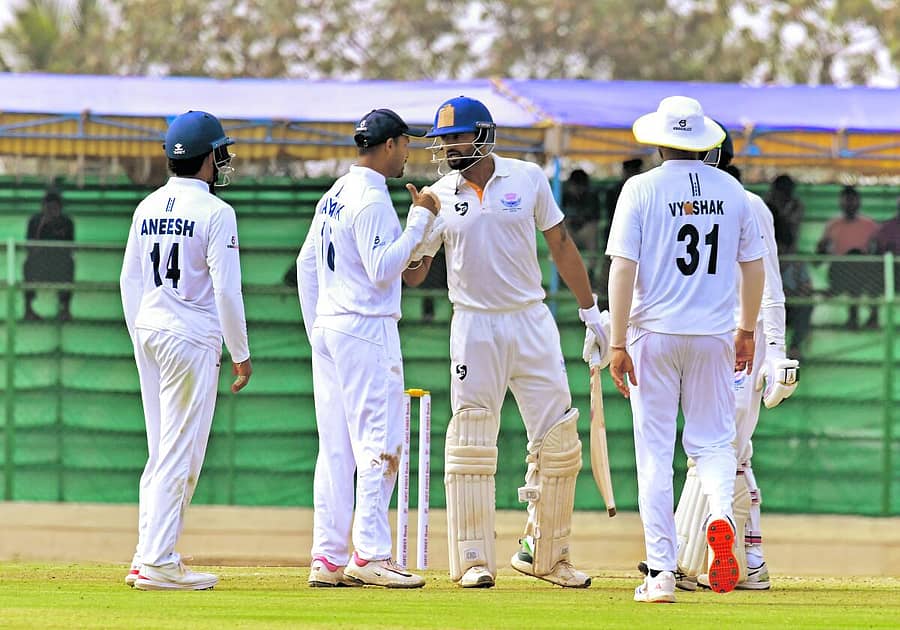 <div class="paragraphs"><p>ಜಮ್ಮು ಮತ್ತು ಕಾಶ್ಮೀರ ತಂಡದ ನಾಯಕ ಪಾರಸ್ ಡೋಗ್ರಾ ಅವರು ಕರ್ನಾಟಕದ ಕೆ.ವಿ.ಅನೀಶ್<br>ಅವರಿಗೆ ಡಿಚ್ಚಿ ಹೊಡೆದು ಮಾತಿನ ಚಕಮಕಿಗೆ ಮುಂದಾದಾಗ ಮಯಂಕ್ ಅಗರವಾಲ್ ಮಧ್ಯಪ್ರವೇಶಿಸಿದರು </p></div>