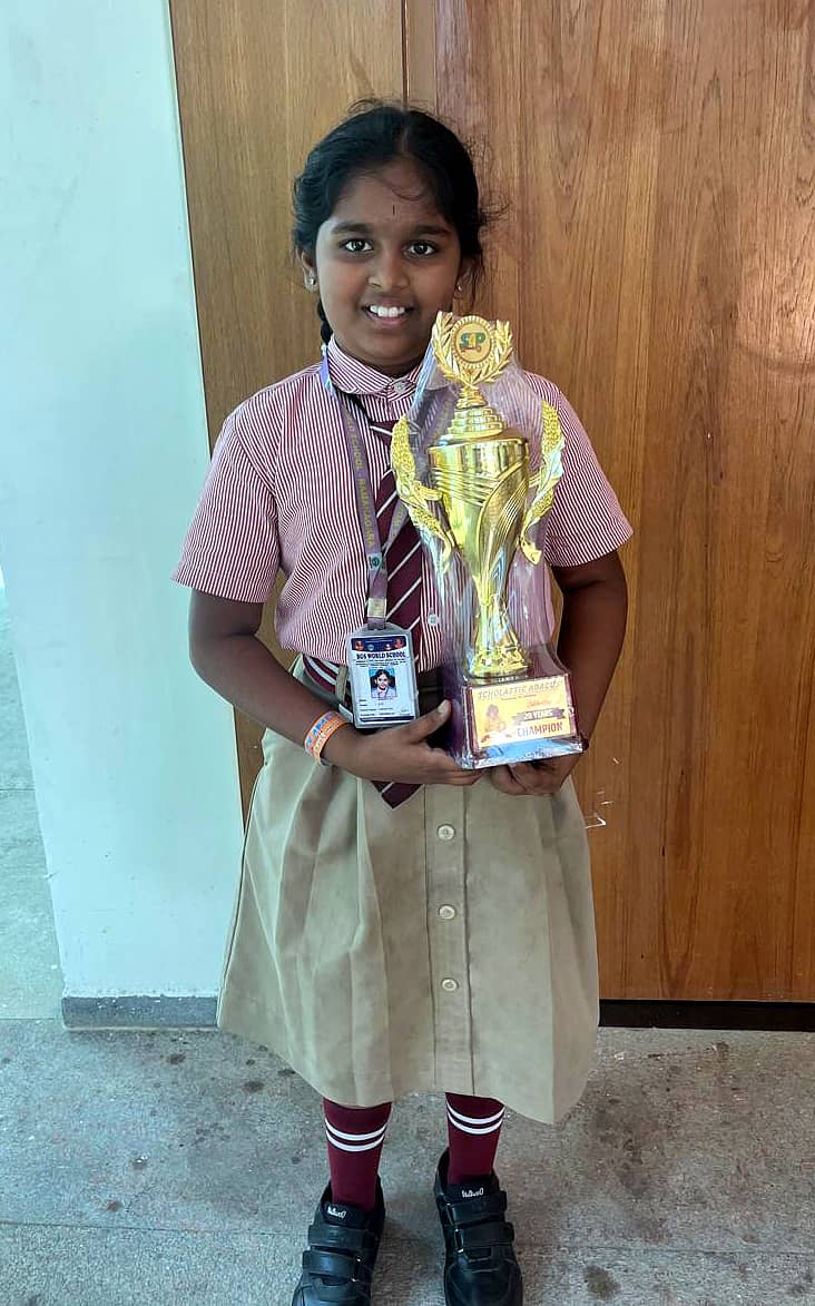 ವಿದ್ಯಾರ್ಥಿನಿ ನೆನಪು ಲೋಕೇಶ್ ತಾನು ಪಡೆದ ಪ್ರಶಸ್ತಿಯೊಂದಿಗೆ