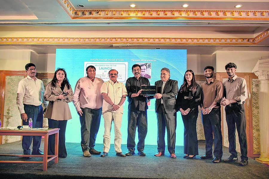 <div class="paragraphs"><p>‘ಸಿಂಪಲ್‌ ಲೆಕ್ಚರ್‌’ ಕೃತಕ ಬುದ್ಧಿಮತ್ತೆ (ಎಐ) ಆಧರಿತ ಶಿಕ್ಷಣ ಕಲಿಕಾ ಪ್ಲಾಟ್‌ಫಾರ್ಮ್‌ಗೆ ಚಾಲನೆ ನೀಡಲಾಯಿತು. ಕುಪೇಂದ್ರ ರೆಡ್ಡಿ, ಯೋಗರಾಜ್ ಭಟ್, ಸುರೇಶ್ ನಾಗ್‌ಪಾಲ್, ಅಸ್ಫಿಯಾ ಅಫ್ಜಲ್ ಉಪಸ್ಥಿತರಿದ್ದರು</p></div>
