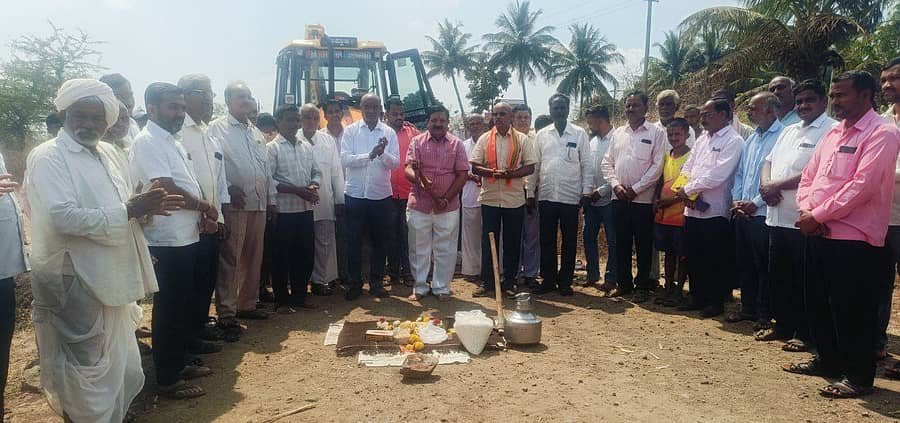 ಚಿಕ್ಕೋಡಿ ತಾಲ್ಲೂಕಿನ ಕರೋಶಿ ಗ್ರಾಮದ ಹೊರವಲಯದಲ್ಲಿ ರಸ್ತೆ ಸುಧಾರಣೆ ಕಾಮಗಾರಿಗೆ ಶಾಸಕ ದುರ್ಯೋಧನ ಐಹೊಳೆ ಭೂಮಿಪೂಜೆ ನೆರವೇರಿಸಿದರು