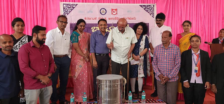 ತುರುವೇಕೆರೆ ಗ್ಲೋಬಲ್ ಎಂಬಸ್ಸಿ ಪ್ರಥಮ ದರ್ಜೆ ಕಾಲೇಜಿನಲ್ಲಿ ನಡೆದ ಉಪನ್ಯಾಸವನ್ನು ಎಲ್.ಎನ್. ಮುಕುಂದರಾಜ್ ಡ್ರಮ್ ಬಾರಿಸುವ ಮೂಲಕ ಉದ್ಘಾಟಿಸಿದರು