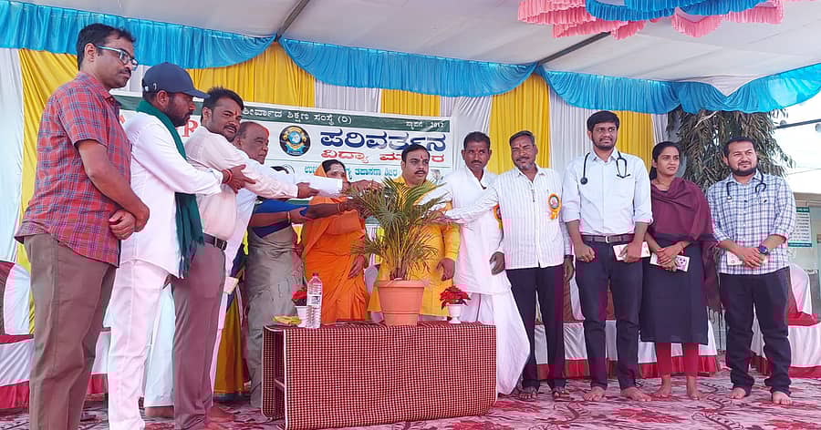 ಹೂವಿನಹಿಪ್ಪರಗಿ ಹೊರವಲಯದ ಆಶಿರ್ವಾದ ಶಾಲಾ ವಾರ್ಷಿಕೋತ್ಸವ ನಿಮಿತ್ತ ವಿಜಯಪುರದ ಯಶೋದಾ ಮಲ್ಟಿ ಸ್ಪೇಷಾಲಿಟಿ ಆಸ್ಪತ್ರೆ ಸಹಯೋಗದಲ್ಲಿ ಹಮ್ಮಿಕೊಂಡಿದ್ದ ಉಚಿತ ಆರೋಗ್ಯ ತಪಾಸಣಾ ಶಿಬಿರವನ್ನು ಗಣ್ಯರು ಉದ್ಘಾಟಿಸಿದರು