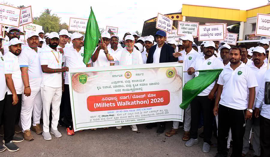 ಯಾದಗಿರಿ ನಗರದಲ್ಲಿ ಬುಧವಾರ ಸಿರಿಧಾನ್ಯ ನಡಿಗೆಗೆ ಶಾಸಕ ಚನ್ನಾರೆಡ್ಡಿ ಪಾಟೀಲ ತುನ್ನೂರು ಚಾಲನೆ ನೀಡಿದರು