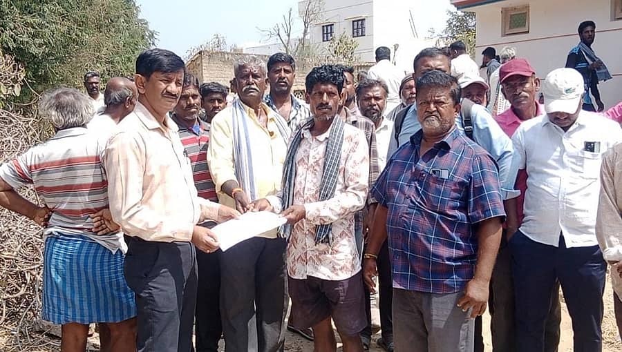 ಬೇತಮಂಗಲ ಸಮೀಪದ ನಾಗಶೆಟ್ಟಹಳ್ಳಿ ಗ್ರಾಮಸ್ಥರು ಗ್ರಾಮಕ್ಕೆ ಅಗತ್ಯವಿರುವ ಸೌಲಭ್ಯ ಕಲ್ಪಿಸುವಂತೆ ಗ್ರಾಮ ಪಂಚಾಯಿತಿ ಅಭಿವೃದ್ಧಿ ಅಧಿಕಾರಿ ವಸಂತ್ ಕುಮಾರ್ ಅವರಿಗೆ ಮನವಿ ಸಲ್ಲಿಸಿದರು