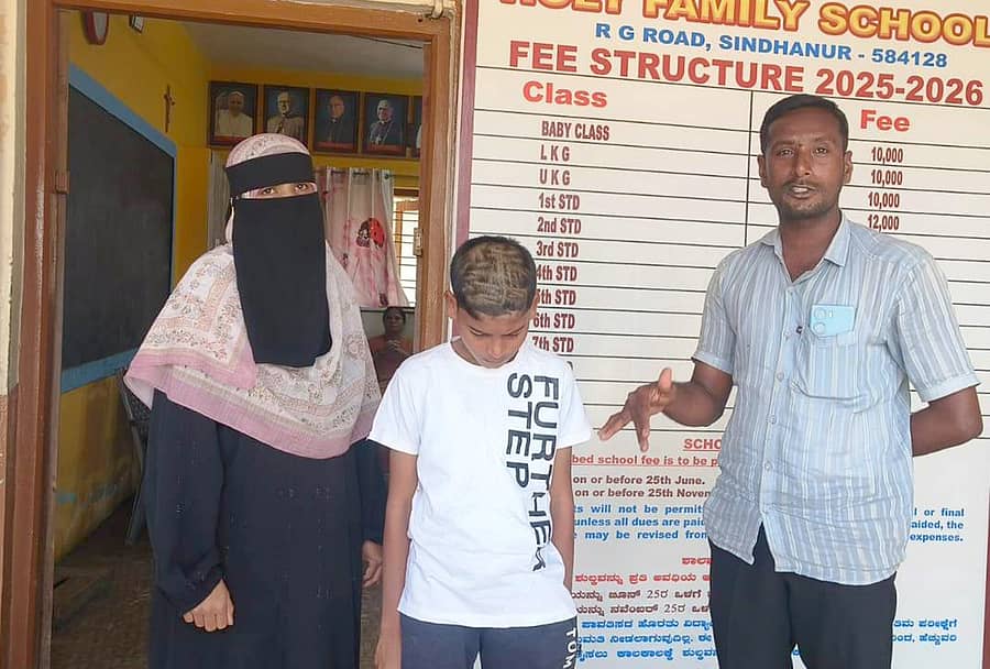 ಸಿಂಧನೂರಿನ ಹೋಲಿಫ್ಯಾಮಿಲಿ ಶಾಲೆಯ 5ನೇ ತರಗತಿಯಲ್ಲಿ ಅಭ್ಯಾಸ ಮಾಡುತ್ತಿರುವ ವಿದ್ಯಾರ್ಥಿ ಮಹ್ಮದ್ ತಾಹೇರ್ ತಲೆ ಕೂದಕಲು ಕತ್ತರಿಸಿ ಹಾಕಿದ ಹಿನ್ನೆಲೆಯಲ್ಲಿ ಪಾಲಕರು ಆಕ್ರೋಶ ವ್ಯಕ್ತಪಡಿದರು 