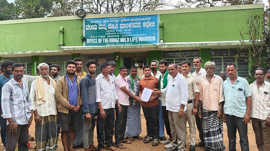 ಹನೂರು ತಾಲೂಕಿನ ಬೈಲೂರು ವ್ಯಾಪ್ತಿಯಲ್ಲಿ ಕಾಡಾನೆ ಹಾವಳಿಯನ್ನು ತಪ್ಪಿಸುವಂತೆ ಒತ್ತಾಯಿಸಿ ವಿವಿಧ ಗ್ರಾಮಗಳ ಜನರು ವಲಯ ಅರಣ್ಯಾಧಿಕಾರಿಗೆ ಮನವಿ ಸಲ್ಲಿಸಿದರು.