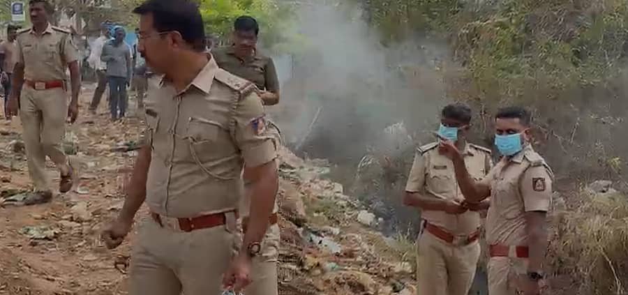 ದೇವನಹಳ್ಳಿ ಪಟ್ಟಣದ ಬಿಬಿ ರಸ್ತೆಯ ಟಿಪ್ಪು ಸರ್ಕಲ್ ಬಳಿ ಅಪರಿಚಿತ ಮಹಿಳೆ ಶವ ಪತ್ತೆಯಾದ ಬೆನ್ನಲ್ಲೆ ಪೊಲೀಸರು ಸ್ಥಳ ಪರಿಶೀಲನೆ ನಡೆಸಿದರು