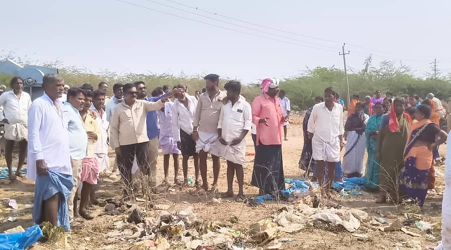 ಕವಿತಾಳದಲ್ಲಿ ಸಾರ್ವಜನಿಕ ಶೌಚಾಲಯದ ಜಾಗದ ಸಮಸ್ಯೆ ಕುರಿತು ಹೋರಾಟಗಾರ ಆರ್.‌ ಮಾನಸಯ್ಯ ಸ್ಥಳೀಯರಿಂದ ಮಾಹಿತಿ ಪಡೆದರು