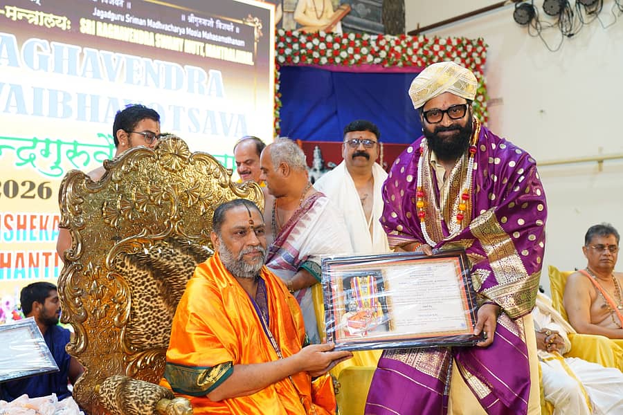 <div class="paragraphs"><p>ಶ್ರೀರಾಘವೇಂದ್ರ ಸ್ವಾಮಿ ಮಠದಲ್ಲಿ ಶ್ರೀ ಸುಬುಧೇಂದ್ರ ತೀರ್ಥರು ಚಲನಚಿತ್ರ ನಿರ್ದೇಶಕ ರಿಷಭ್  ಶೆಟ್ಟಿ ಅವರನ್ನು ಸನ್ಮಾನಿಸಿದರು</p></div>