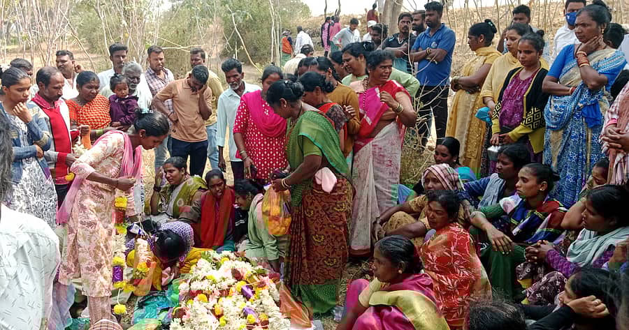 ಹಳೇಬೀಡು ಸಮೀಪದ ರಾಜನಶಿರಿಯೂರು ಗ್ರಾಮದಲ್ಲಿ ಬುಧವಾರ ಚಂದನ(ಚೆನ್ನಮ್ಮ) ನೇಣು ಬಿಗಿದು ಆತ್ಮಹತ್ಯೆ ಮಾಡಿಕೊಂಡಿದ್ದರಿಂದ ಸಂಬಂಧಿಕರು ರೋಧಿಸಿದ ದೃಶ್ಯ ಕಂಡು ಬಂತು.